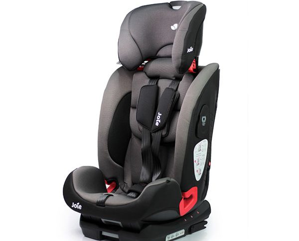 ارتفاع صندلی ماشین جویی (Joie) قابل تنظیم با قد کودک است.