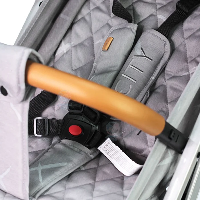 کالسکه مسافرتی چیپولینو مدل سیتی با کمربند ایمنی ۵ نقطهای برای حفظ موقعیت کودک