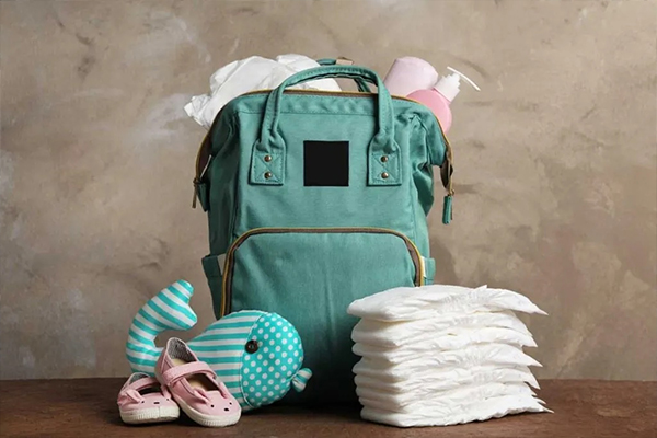 کیف لوازم نوزاد معمولاً فضای زیادی دارد و به شما اجازه می‌دهد تمام وسایل مورد نیاز کودک را درون آن بگذارید.