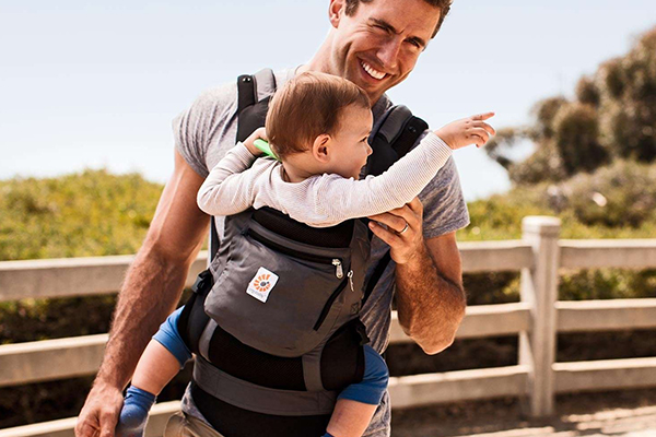 آغوشی به شما کمک می‌کند نوزاد را نزدیک خود نگه دارید تا او احساس امنیت بیشتری داشته باشد.
