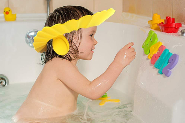 اسباب‌بازی‌های وان حمام را بعد از استحمام کودک بشویید.