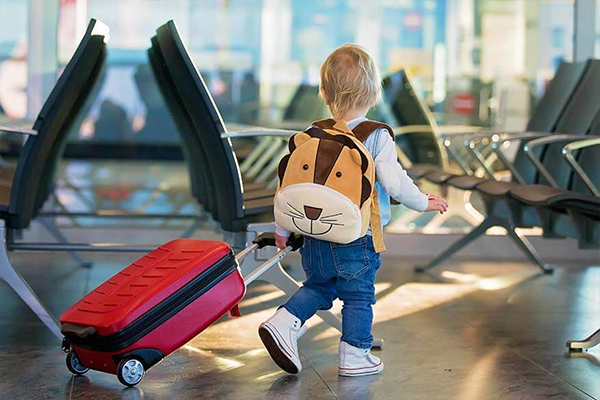 هنگام انتخاب کیف و چمدان کودک به سن فرزند خود، میزان وسایل همراه، قیمت چمدان و برند کالا دقت کنید.