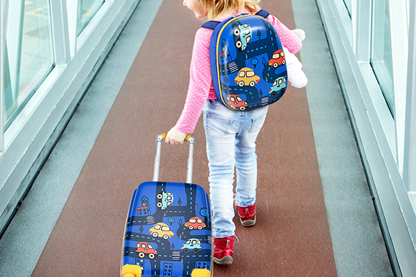 بچه‌ها معمولاً علاقه دارند چمدان خود را حمل کنند.