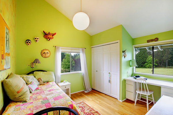 از رنگ‌های زنده مانند سبز روشن در چیدمان اتاق خواب کودک استفاده کنید.