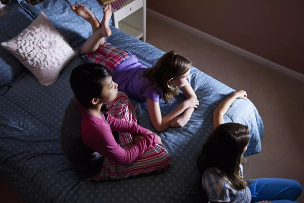 کودکان با تشویق می‌توانند مسئولیت اتاق خود را بر عهده گرفته و به تمیزی حریم خصوصی خود افتخار کنند.