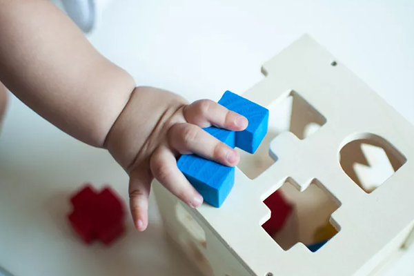 اتصال آجرهای پلاستیکی کوچک به کودک کمک می‌کند مهارت‌های استدلالی را بیاموزد.