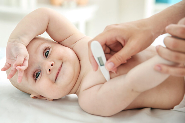 هرگز کودک خود را در حالی ‌که دمای بدنش را اندازه می‌گیرید، رها نکنید.
