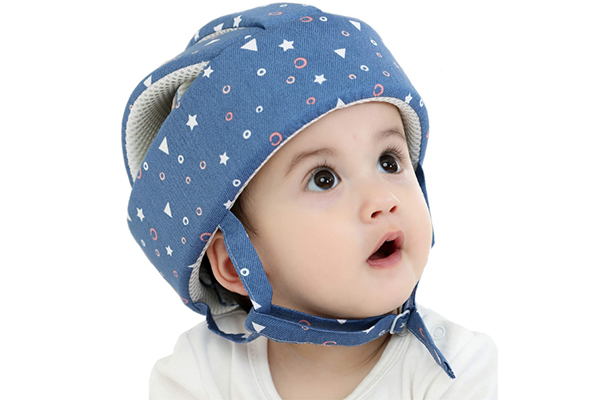 کلاه ضربه‌گیر می‌تواند از کودک در مقابل ضربات محافظت کند.
