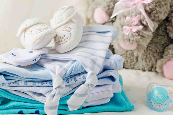 نوزادان تا حدود شش ماهگی، لباس‌هایی شبیه به یکدیگر دارند.
