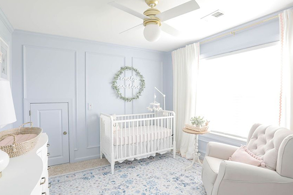 رنگهای ملایم و سردی مانند آبی برای نوزادان توصیه نمیشوند.