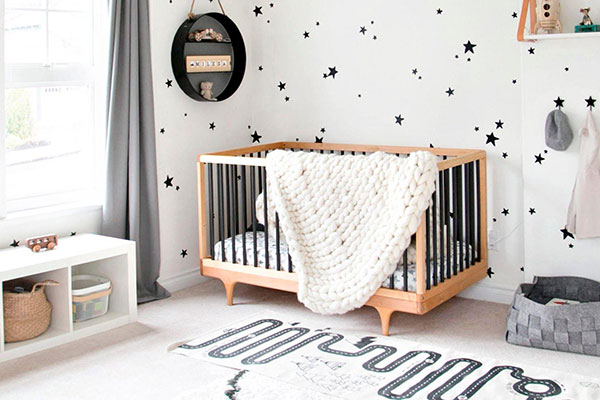 بهتر است اتاق کودک را پر از اسباببازیهای مختلف نکنید.