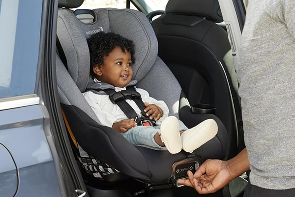 صندلی ماشین کودک را ایمن نگه می‌دارد و به شما کمک می‌کند بدون دغدغه رانندگی کنید.