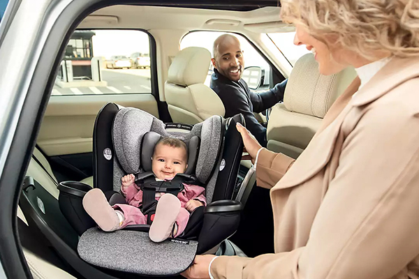 با صندلی ماشین 360 درجه، والدین می‌توانند بدون نیاز به تغییر پایه صندلی، کودک را رو به عقب یا جلو کنند.