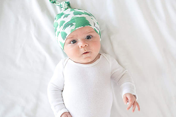 کلاه نوزاد به حفظ گرما و تنظیم دمای بدن آن‌ها کمک می‌کنند.