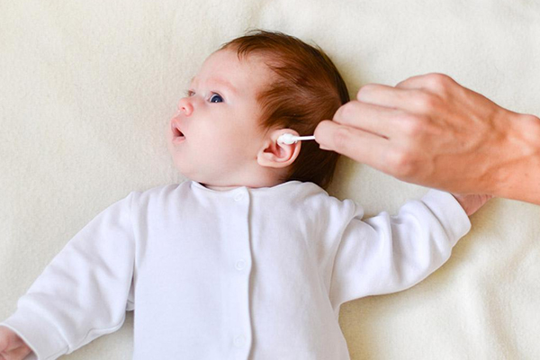 گوش پاک‌کن کودک بدون ایجاد هیچ‌گونه حساسیتی برای نظافت سوراخ‌های بینی و گوش کودک به کار می‌رود.