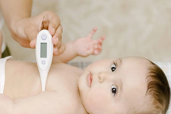 برای کودکان 3 ماه تا 4 سال می‌توانید از دماسنج دیجیتالی برای اندازه‌گیری دمای رکتوم یا زیر بغل استفاده کنید.
