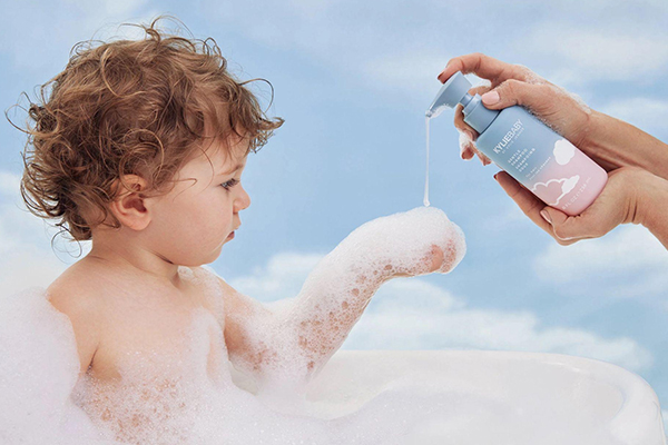 با شامپو بدن کودک از نرمی و لطافت پوست فرزند خود محافظت کنید.