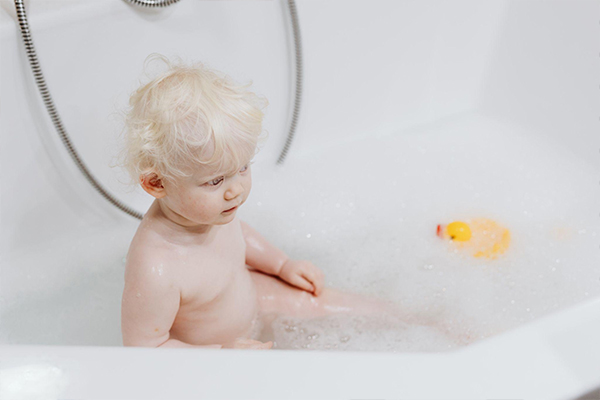 نظافت منظم بدن کودک از تجمع آلودگی‌ها روی پوست حساس او جلوگیری می‌کند.
