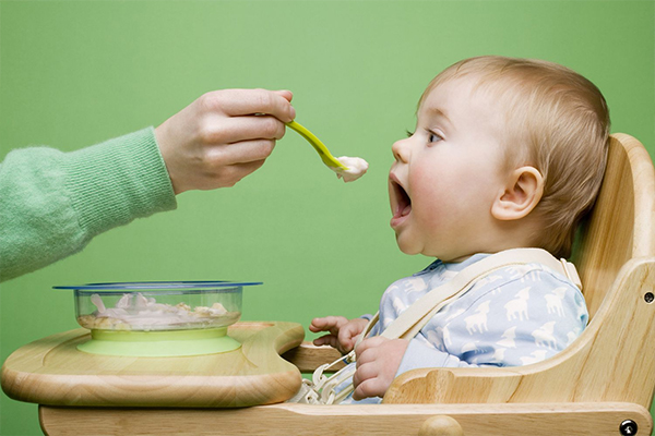 کودکان با توجه به سن و نیازهای غذایی خود به انواع غذاهای خانگی و آماده نیاز دارند.