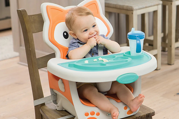 استفاده از صندلی غذا به کودک کمک می‌کند به خوبی سر جای خودش قرار بگیرد.