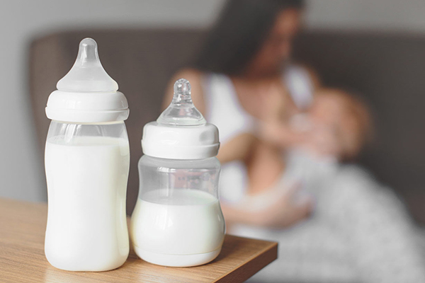 قبل از شیردادن به کودک، دمای مایع را بررسی کنید تا کودک اذیت نشود و سر شیشه‌ شیر، آسیب نبیند.