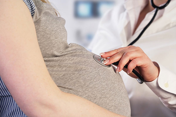 مراقبت‌های بارداری برای مادران، شامل مراقبت قبل از تولد نوزاد و بعد از زایمان است.