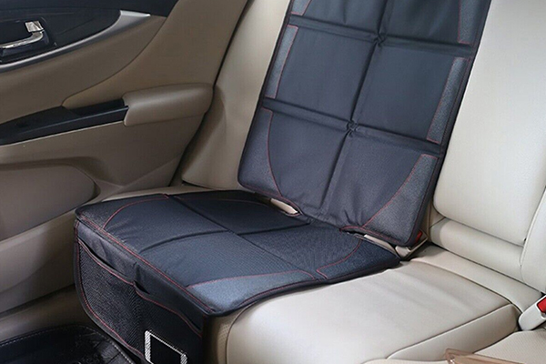 کاور محافظ صندلی معمولاً طوری طراحی می‌شود که برای بسیاری از اتومبیل‌ها قابل استفاده باشد.