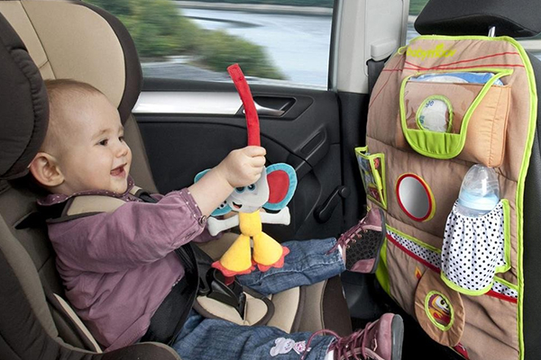 کیف صندلی ماشین، معمولاً توسط بند، چسب یا قفل به یکدیگر یا به صندلی ماشین متصل میشوند.