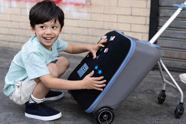 برای خرید چمدان کودک بهتر است به سراغ مدل‌هایی با زیپ‌های باکیفیت بروید.
