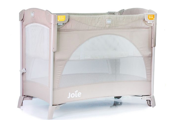 تخت کنار مادر Joie Kubbie Sleep تهیه شده از پارچه‌های ضدحساسیت و ضدتعریق با کیفیت