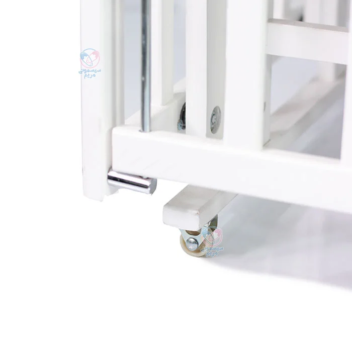 تخت کنار مادر چلیکا مدل ساینا با قابلیت حرکت و جابه‌جایی آسان