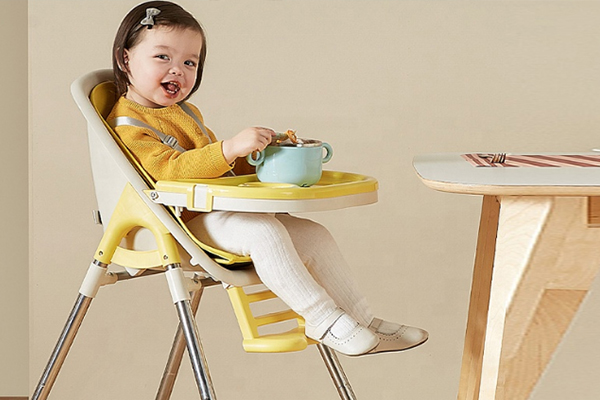 یکی از ملزومات صندلی غذای کودک داشتن کمربند ایمنی مهار پنج نقطه‌ای است.