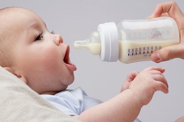تغذیه با شیشه برای مادرانی که به دلیل کمبود شیر مادر، نوزادشان ممکن است دچار کمبود تغذیه شود، گزینه خوبی است.