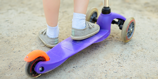 هر زمانی که فرزند شما بتواند درست راه برود و تعادل خود را حفظ کند، آماده بازی کردن با اسکوتر است.