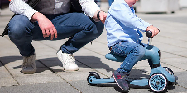  اسکوتر نشیمن‌دار بهترین گزینه برای کودکان نوپا است که هنوز تعادل پاهای خود را پیدا نکرده‌‌اند.