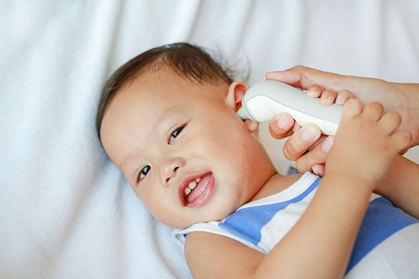 تب سنج به والدین اجازه می‌دهد دمای بدن کودک را تحت کنترل داشته باشند.