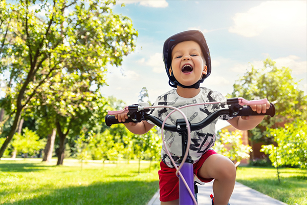 دوچرخه‌ای بخرید که کودک بتواند راحت با آن بازی کند و لذت ببرد.