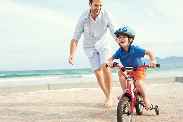 اضافه کردن چرخ کمکی به دوچرخه کمک می‌کند تا فرزندان بتوانند بهتر تعادل خود را حفظ کنند.