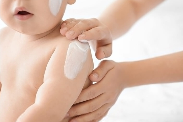 اگر پوست کودک بسیار خشک یا ترک‌خورده است، می‌توانید از محصولات مرطوب‌کننده بدون عطر استفاده کنید.
