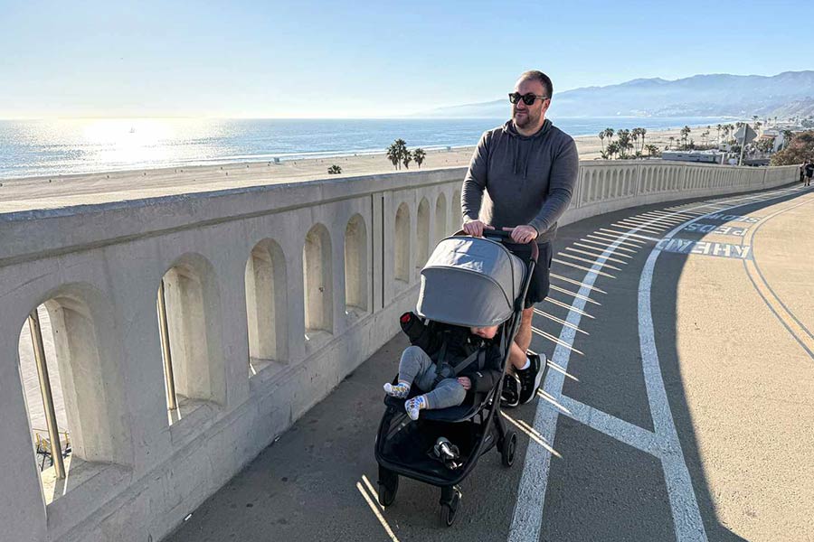 بدنه‌ی مستحکم، چرخ‌های روان و دسته‌ی قابل تنظیم از ویژگی‌های اصلی کالسکه‌های معمولی است.