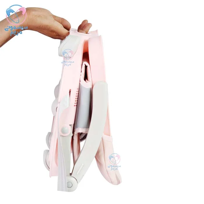 صندلی غذای پرتابل کیکابو pappo در حالت جمع‌شو به راحتی در صندوق عقب ماشین جای می‌گیرد.