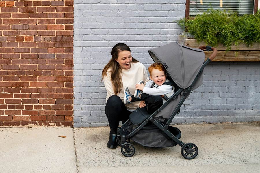 زمان خرید کالسکه به جثه کودک توجه داشته باشید.