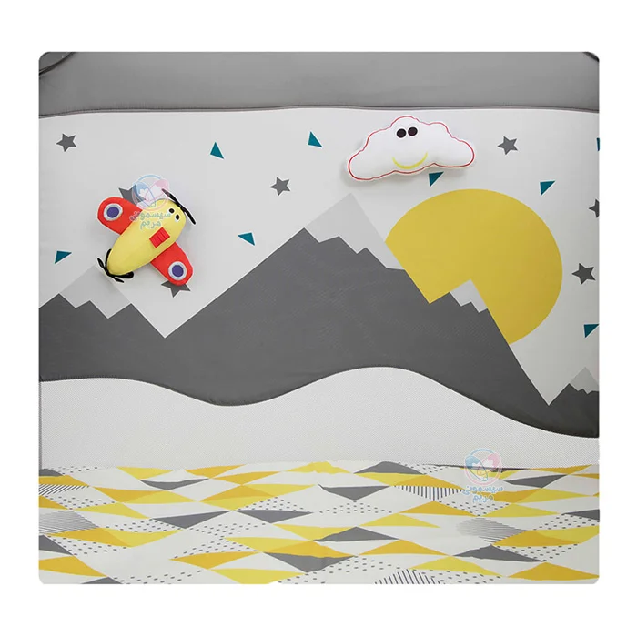 در راستای پرورش خلاقیت کودکان در یکی از دیواره‌های این پارک، از پارچه طراحی شده و دو عروسک مخملی چسبان استفاده شده است.