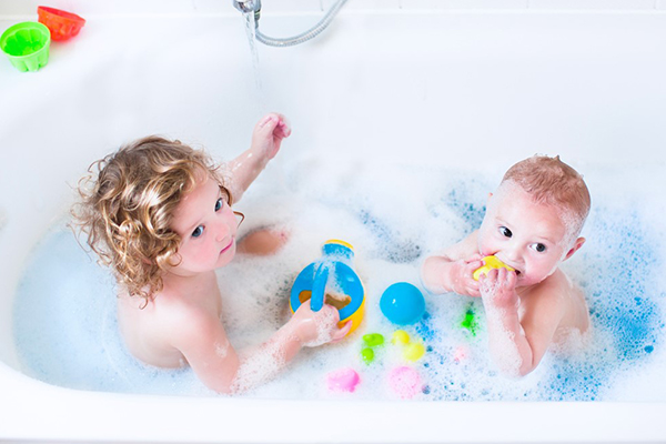 بازی کردن در حمام با اسباب بازی‌های ایمن، به شما اجازه می‌دهد تا خاطره‌های خوشی را با فرزندتان بسازید.