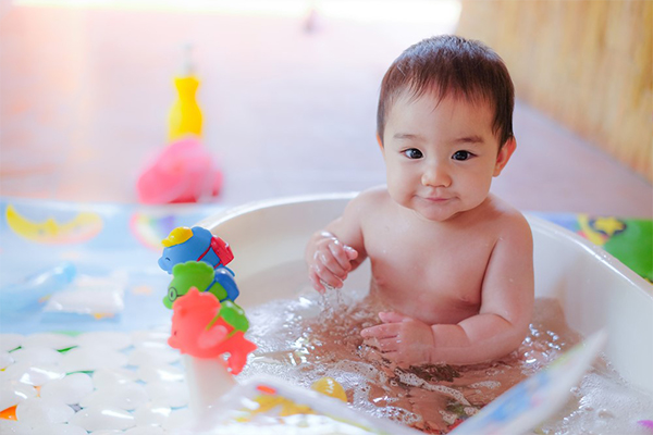 هنگام انتخاب وسایل بازی حمام نوزاد، دنبال مدلی بگردید که فاقد مواد مضر باشد.