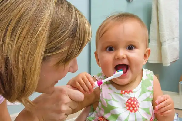 هنگام خرید مسواک به اندازه سر مسواک با اندازه فک و دهان کودک توجه کنید.