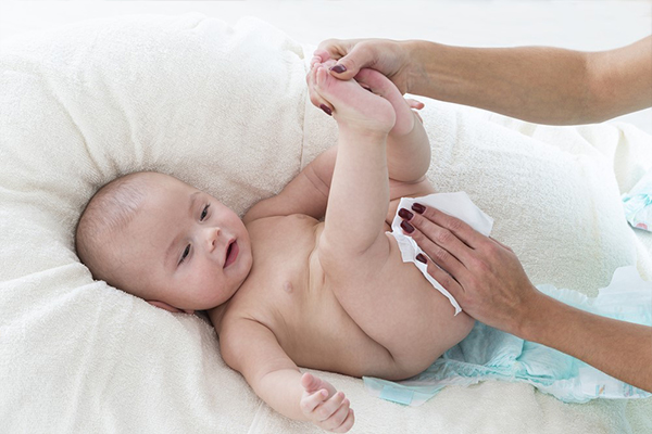 بهتر است از دستمال مرطوب برای تمیزی اولیه نوزاد استفاده کرده و زمانی که به خانه برگشتید، نوزاد را با آب بشویید.