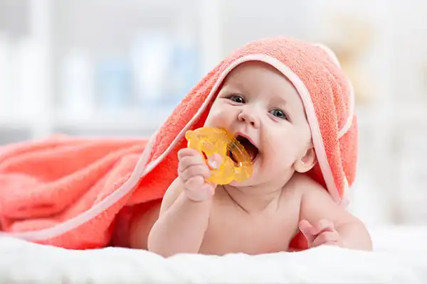دندانگیر اسباب‌بازی بی‌خطر برای تسکین درد دندان درآوردن نوزاد است.