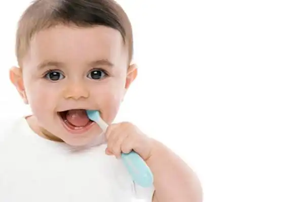 رعایت بهداشت فردی و استفاده از مسواک از پوسیدگی دندان کودک و درد و عفونت حاصل از آن جلوگیری می‌کند.