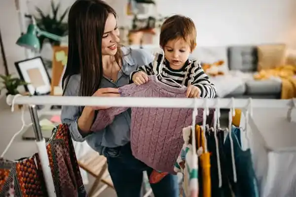 لباسهای فرزندتان را بر حسب سایز و آبوهوای هر فصل دستهبندی کنید.